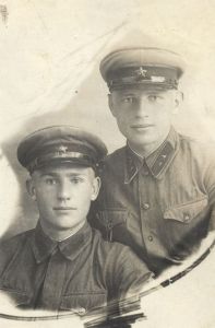 Фотография красноармейца и отделенного командира войск НКВД ― Сержант