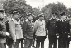 Фотография группы советских военачальников на экскурсии в Порт-Артуре ― Сержант