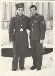 Фотография военнослужащих мотострелковой дивизии. У стоящего справа на груди - дембельский знак ― Сержант