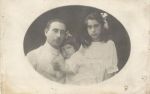 Почтовая карточка (открытка) «Григорий Шнеерсон с дочерьми Александрой и Евгенией»