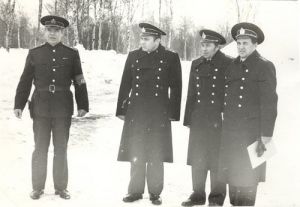 Фотография офицеров береговой службы ВМФ в зимней форме ― Сержант