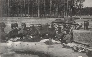 Фотография группы танкистов в мягких ребристых шлемах образца 1934 г. ― Сержант